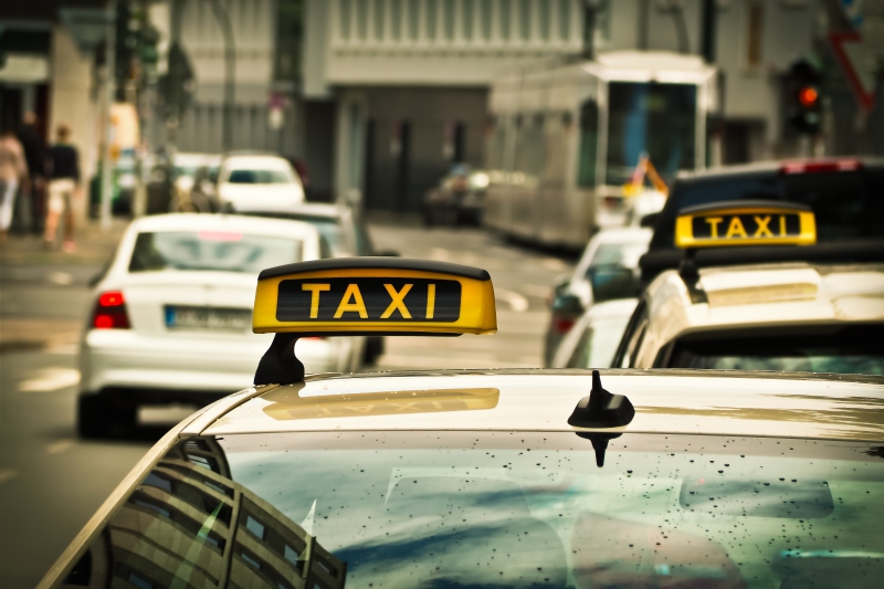 taxis-BONSON-min_road-traffic-car-glass-driving-city-583084-pxhere.com