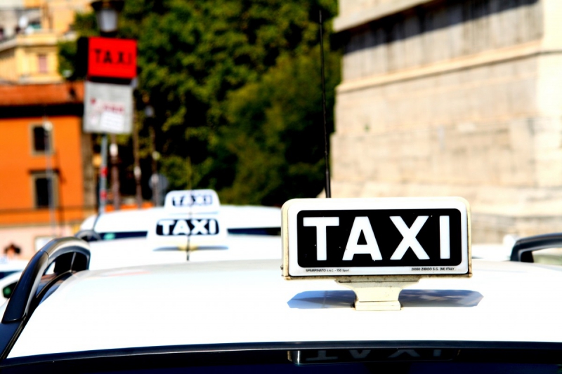 taxis-BONSON-min_taxi_auto_rome_road_white-1051610